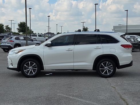 Used 2018 Toyota Highlander XLE FWD image 3