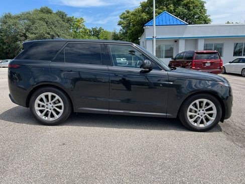 Used 2025 Land Rover Range Rover Sport SE AWD/4WD image 4