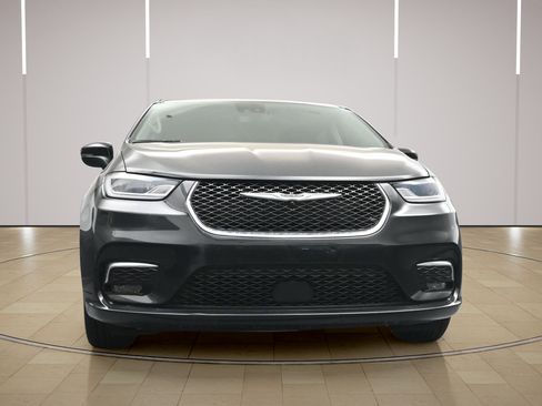 Used 2023 Chrysler Pacifica Touring-L FWD image 25