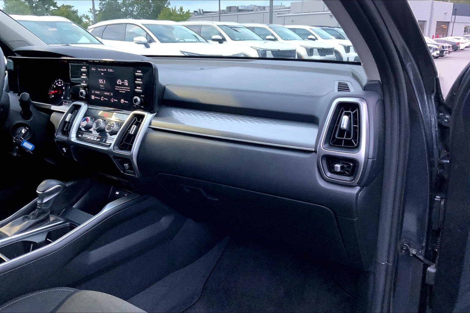 Used 2023 Kia Sorento LX FWD image 18