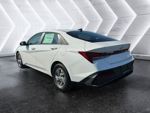 Used 2026 Hyundai Elantra SE FWD image 8