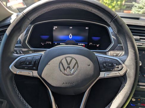 Used 2022 Volkswagen Tiguan SE image 32