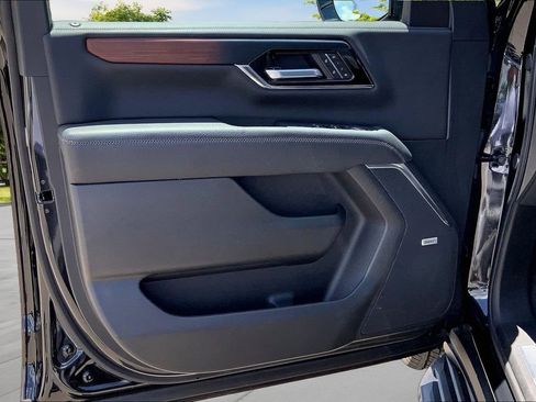 Used 2025 GMC Yukon Denali AWD/4WD image 19