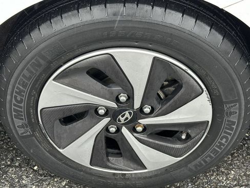 Used 2019 Hyundai Ioniq SEL image 10