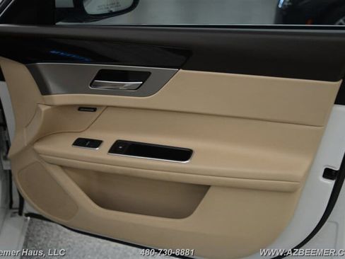 Used 2020 Jaguar XF Premium image 40