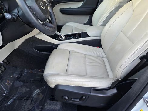 Used 2023 Volvo XC40 B5 Plus image 25