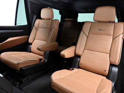 Used 2025 Cadillac Escalade Premium Luxury RWD image 16