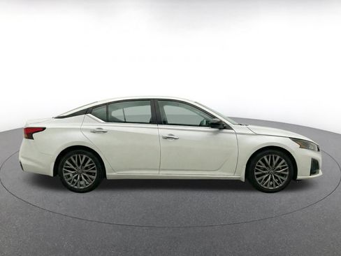 Used 2025 Nissan Altima 2.5 SV FWD image 14