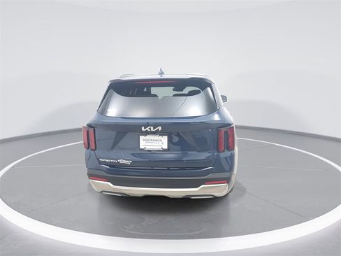 Used 2025 Kia Sorento S image 7