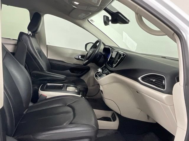 Used 2023 Chrysler Pacifica Touring-L FWD image 16