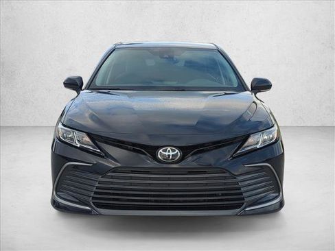 Used 2022 Toyota Camry LE image 2