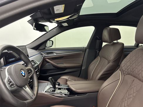 Used 2021 BMW 530e xDrive w/ Executive Package image 24