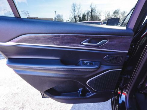 Used 2022 Jeep Grand Cherokee L Limited image 13