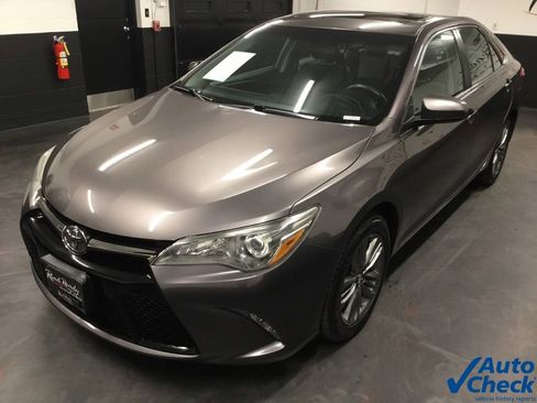 Used 2017 Toyota Camry SE w/ Moonroof Package image 6