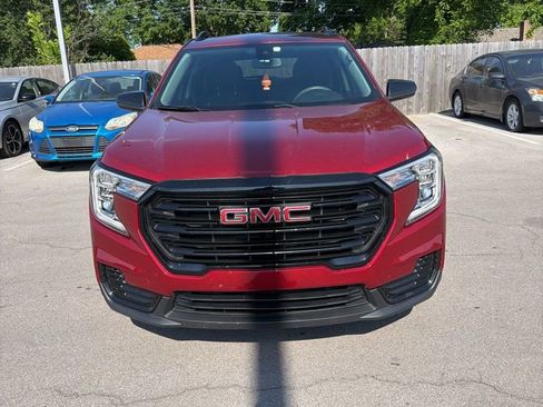 Used 2024 GMC Terrain SLE w/ Driver Convenience Package FWD image 2