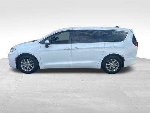 Used 2023 Chrysler Pacifica Touring-L FWD image 7