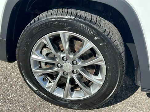 Used 2021 Jeep Cherokee Latitude Lux w/ Comfort/Convenience Group FWD image 37