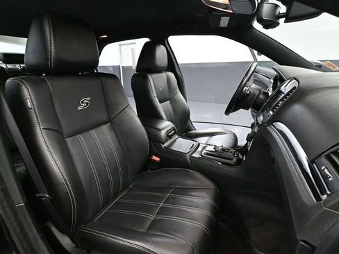 Used 2018 Chrysler 300 S image 45