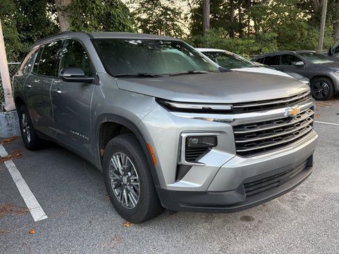 Used 2026 Chevrolet Traverse LT FWD image 3