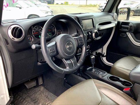 Used 2017 Jeep Wrangler Unlimited Sahara w/ Dual Top Group AWD/4WD image 18