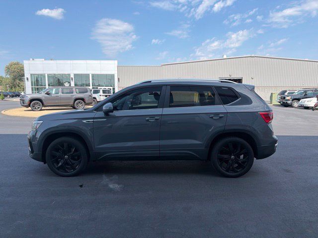 Used 2023 Volkswagen Taos SE w/ Panoramic Sunroof Package FWD image 4