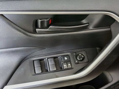 Used 2021 Toyota RAV4 LE FWD image 15
