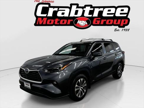 Certified 2024 Toyota Highlander XLE image 1