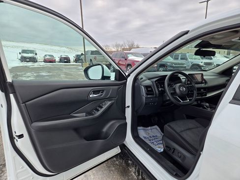 Used 2024 Nissan Rogue SV image 11