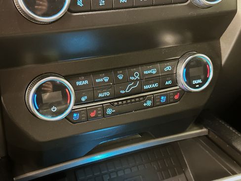 Used 2020 Ford Expedition XLT w/ Equipment Group 202A AWD/4WD image 24