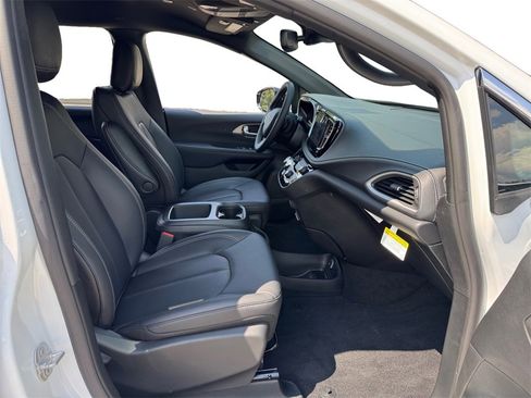 New 2026 Chrysler Pacifica Select image 15