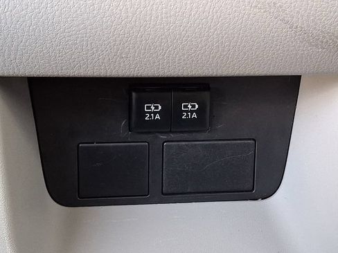 Used 2018 Toyota Highlander Plus w/ Carpet Mat Package (TMS) AWD/4WD image 14