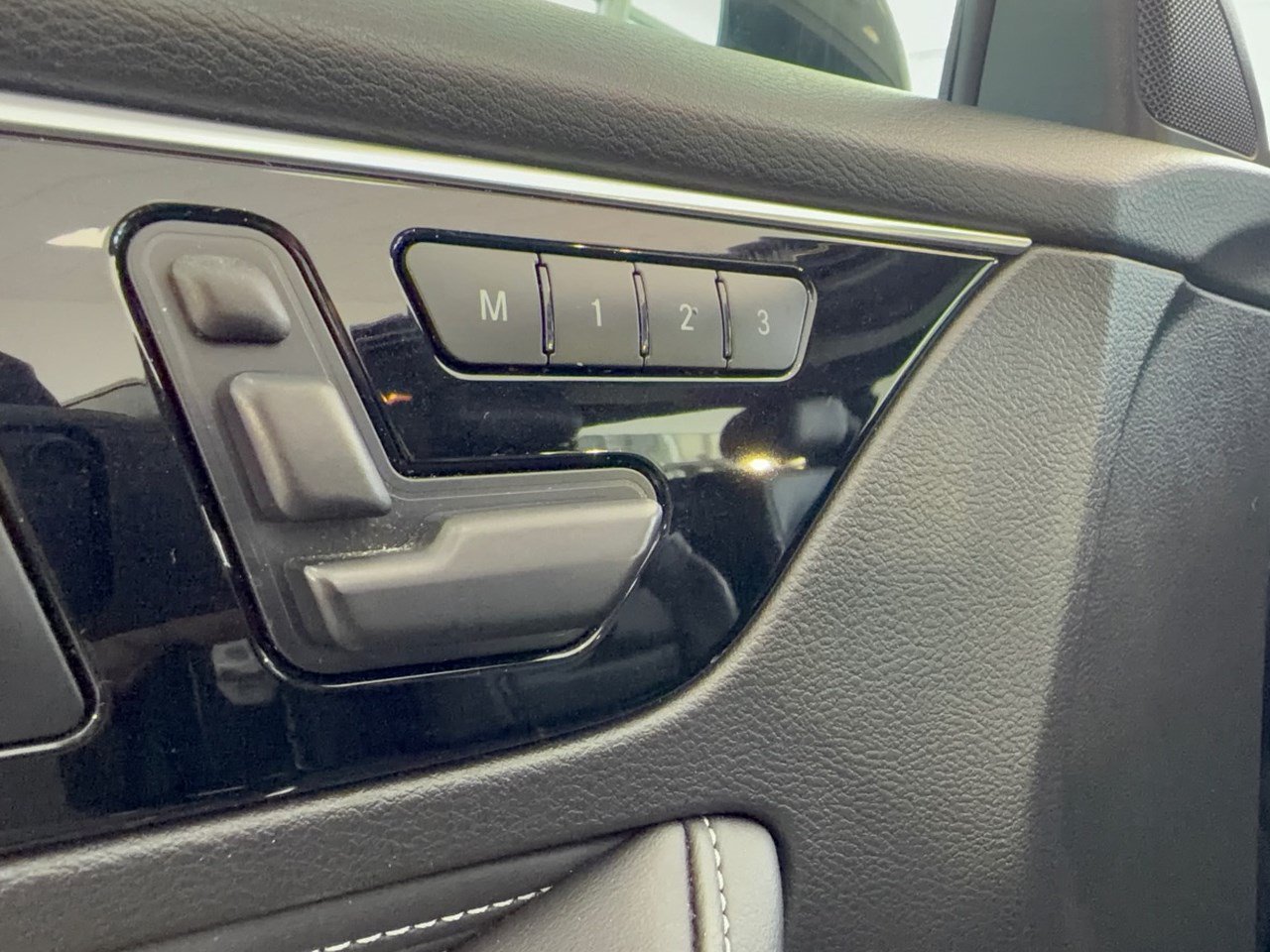 Used 2018 INFINITI QX30 FWD image 16