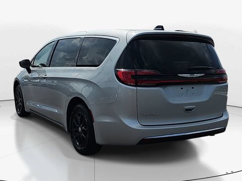 Used 2024 Chrysler Pacifica Touring-L FWD image 8