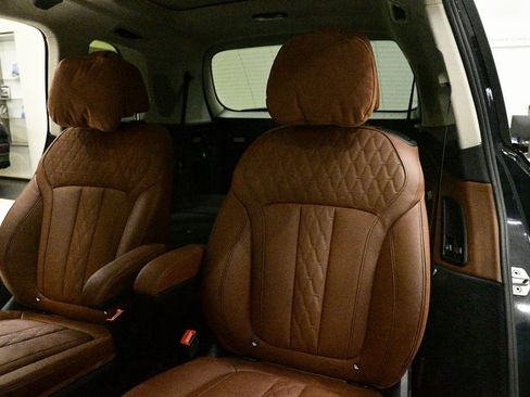 Used 2025 BMW X7 M60i image 16