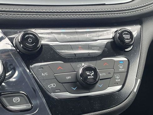 New 2026 Chrysler Pacifica Select image 36