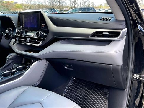 Used 2023 Toyota Highlander XLE image 15