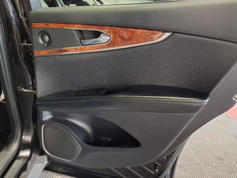 Used 2019 Lincoln Nautilus Reserve image 12