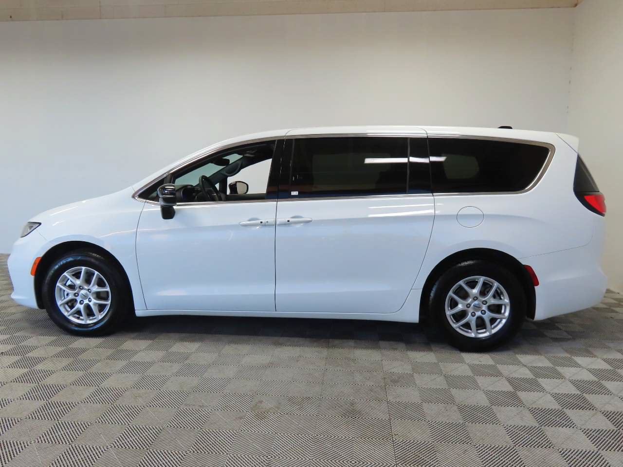 Used 2025 Chrysler Pacifica Select FWD image 5