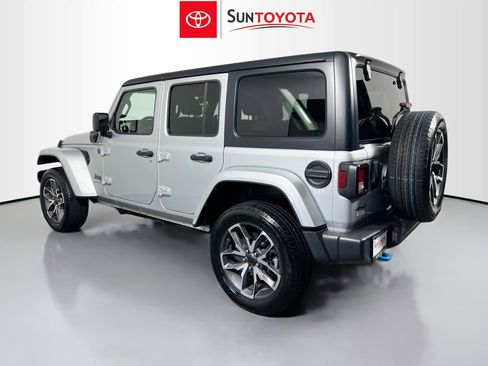 Used 2024 Jeep Wrangler Unlimited image 6