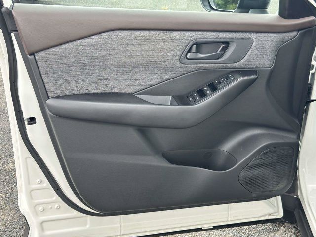Used 2023 Nissan Rogue S AWD/4WD image 14