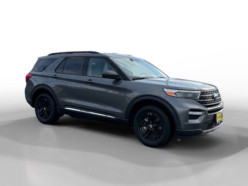 Used 2023 Ford Explorer XLT w/ Equipment Group 202A image 7