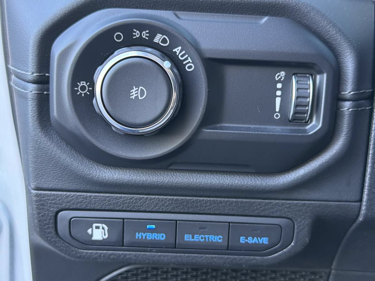 Used 2024 Jeep Wrangler Unlimited Sahara w/ Technology Group AWD/4WD image 31