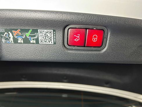 Used 2025 Mercedes-Benz C 300 4MATIC Sedan image 17