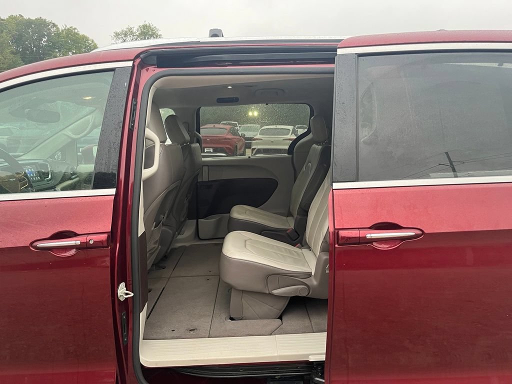 Used 2019 Chrysler Pacifica Touring-L FWD image 24