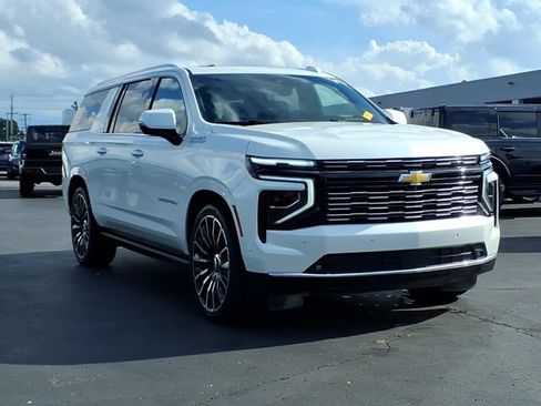 Used 2025 Chevrolet Suburban High Country AWD/4WD image 3