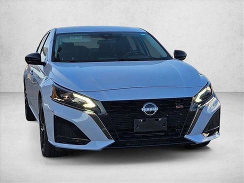 Used 2025 Nissan Altima 2.5 SR FWD image 3