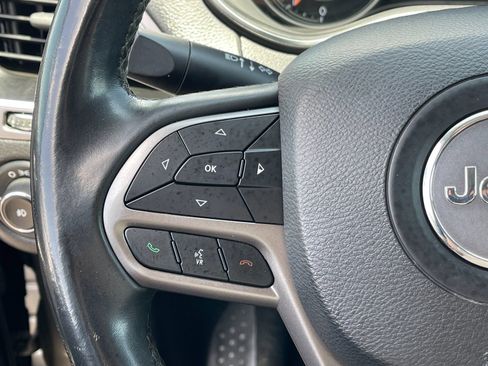 Used 2019 Jeep Cherokee Latitude Plus FWD image 26