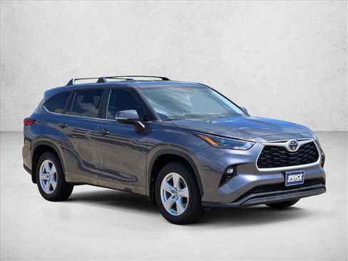 Used 2023 Toyota Highlander LE AWD/4WD image 3
