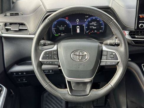 Certified 2025 Toyota Sienna XLE Woodland Edition AWD/4WD image 11