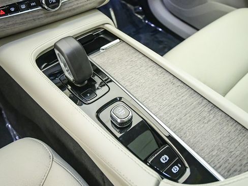 Certified 2024 Volvo XC90 T8 Core AWD/4WD image 21